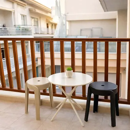 Sunny With Balcony - Near Center 公寓